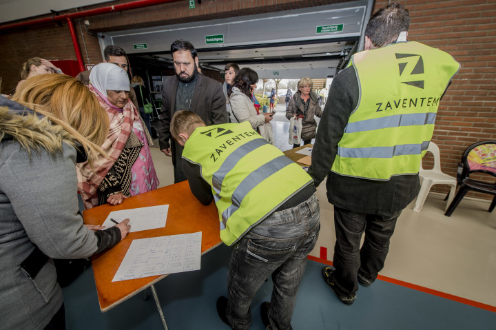 2016-03-22 00:00:00 BRUSSEL - In de sporthal van Zaventem worden reizigers opgevangen. Bij een aanslag in de vertrekhal van de luchthaven van Brussel zijn veel slachtoffers gevallen. ANP JONAS ROOSENS