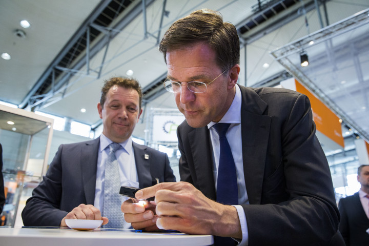 2016-04-25 11:08:52 HANNOVER - Minister-president Mark Rutte brengt een bezoek aan de Hannover Messe. Nederland is met zo'n 180 bedrijven en kennisinstellingen op de grootste industriebeurs ter wereld vertegenwoordigd. ANP VINCENT JANNINK