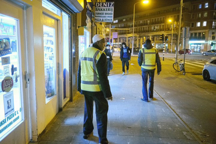 Den Haag, 31 december 2015 - Vrijwilligers van de ultraorthodoxe as-Soennah-moskee op patrouille tijdens oud en nieuw in de Haagse Schilderswijk. De vrijwilligers lopen met gele hesjes door de schilderswijk tijdens hun buurtsurveillance. Foto: Phil Nijhuis