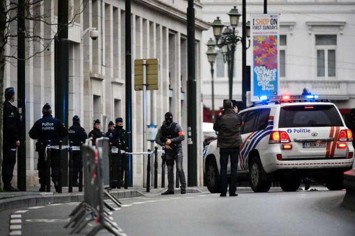 2016-03-31 08:18:32 Police block the street outside the council chamber in Brussels, where two terrorism cases will behind closed doors, on March 31, 2016. Paris attacks suspect Salah Abdeslam wants to cooperate with French authorities, his lawyer said on March 31, 2016, confirming that his client wanted to be extradited from Belgium to France. "He wants to cooperate with the French authorities," lawyer Cedric Moisse said, as a prosecutor was set to travel to the prison in the city of Bruges where Abdeslam has been held since March 18 for an extradition hearing. Abdeslam has not spoken to investigators since Brussels was hit by suicide bombs at the airport and a metro station last week. He has links to several of those involved in the attacks on the Belgian capital. / AFP PHOTO / JOHN THYS