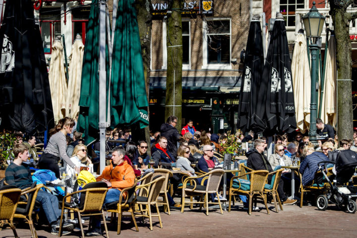 Op het terras in de lentezon