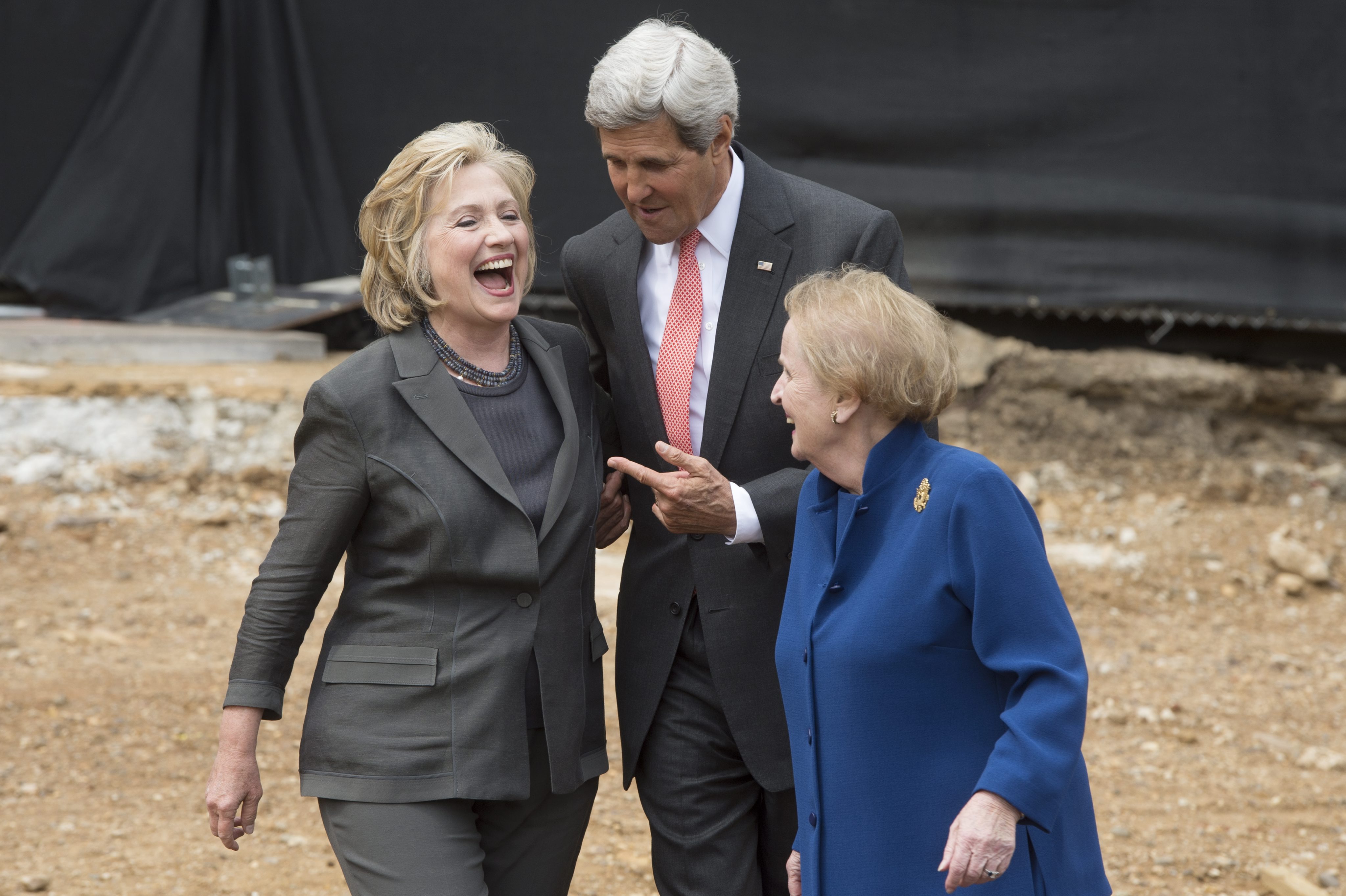 ‘Er gaat niemand dood aan Clintons e-mailschandaal’ - EW