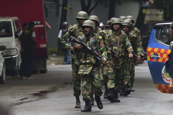 Bangladeshi army soldiers patrol a street during a rescue operation as gunmen take position in a restaurant in the Dhakas high-security diplomatic district on July 2, 2016 where several people including foreigners are believed to be trapped. Thirteen hostages have been rescued after security forces ended a siege at a cafe in the Bangladeshi capital Dhaka, a top commander said. / AFP PHOTO / APF / STR