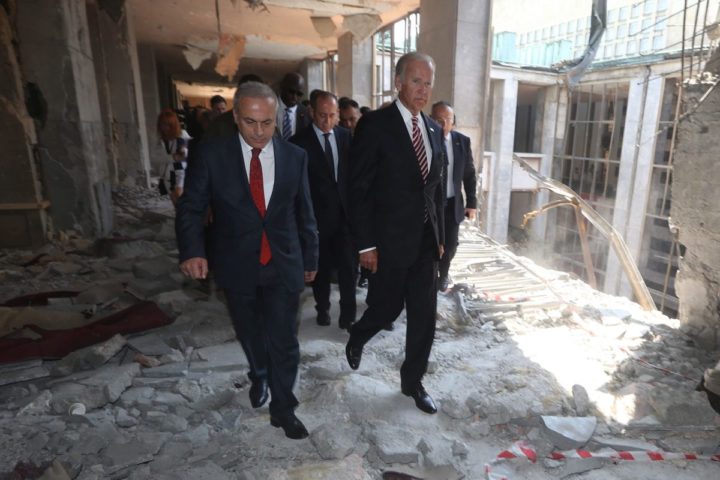 2016-08-24 13:24:03 epa05508449 U.S Vice President Joe Biden (R) visits a destroyed part of the Turkish Parliament in Ankara, Turkey, 24 August 2016. Biden is on a one day visit to Turkey during which it is expected that the extradition of Fethullah Gulen will be one of the main topics. Turkey had requested the extradition of Gulen, whom they believe is the mastermind behind a failed coup on 15 July. EPA/STR