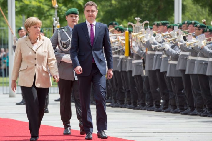 2014-06-20 00:00:00 epa04268540 German Chancellor Angela Merkel (L) receives Estonian Prime Minister Taavi Roivas (R) with military honors in front of the chancellery in Berlin, Germany, 20 June 2014. Roivas is on an official visit to Germany. EPA/TIM BRAKEMEIER
