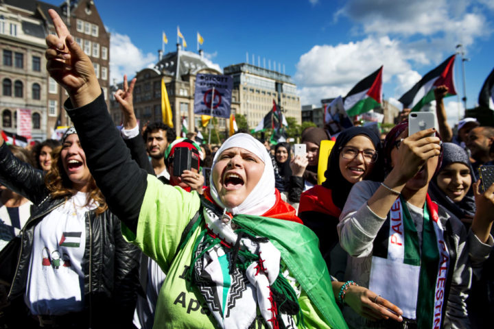 2014-08-23 15:28:40 AMSTERDAM - Een demonstrant roept leuzen tijdens een pro-Palestina-demonstratie op de Dam. De actievoerders keerden zich tegen de hervatte aanvallen op Gaza, de voortdurende blokkade van Gaza en de Israelische bezetting van Palestina. ANP KOEN VAN WEEL