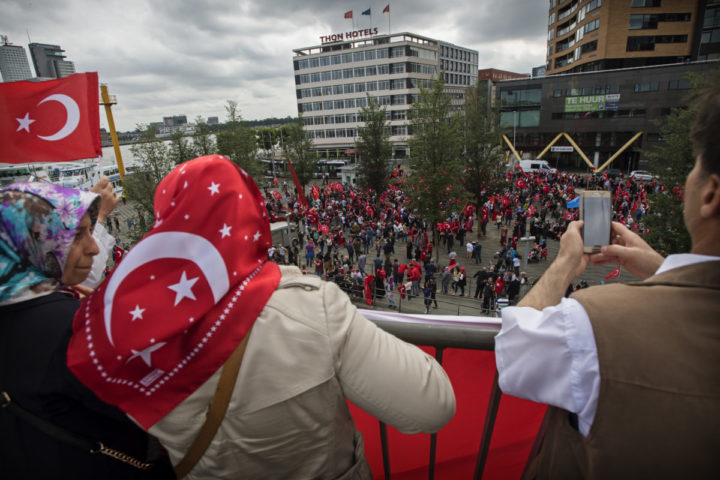 2016-07-16 16:16:25 ROTTERDAM - Nederlandse Turken betogen bij de Erasmusbrug in Rotterdam tegen de mislukte staatsgreep in Turkije. ANP MARTEN VAN DIJL