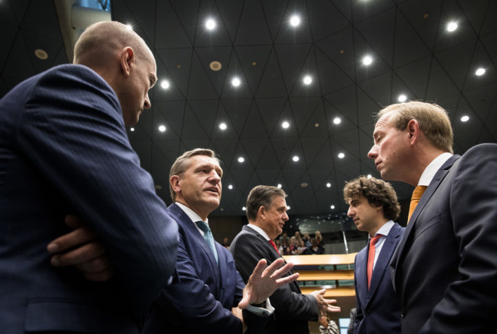 2016-09-21 00:00:00 DEN HAAG - (VLNR) Oppositieleiders Gert-Jan Segers (Christenunie), Sybrand Buma (CDA), Emile Roemer (SP), Jesse Klaver (Groenlinks) en Kees van der Staaij (SGP) in de plenaire zaal tijdens de Algemene Politieke Beschouwingen, die traditioneel volgen op Prinsjesdag. ANP BART MAAT