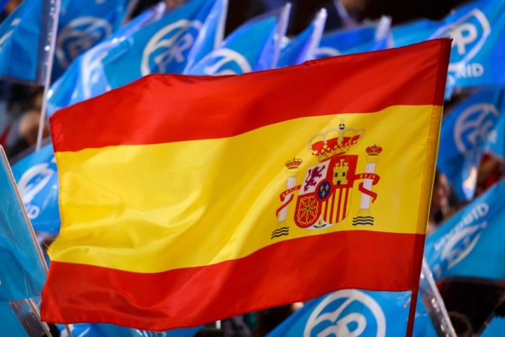 2016-06-26 22:05:15 A Spanish flag flies amongst flags of the Popular Party (PP) outside the PP headquarters during Spain's general election in Madrid on June 26, 2016. Spain's second elections in six months was due to conclude on June 26 in much the same way as they did in December, with the incumbent conservatives winning tailed by the Socialist party, partial results showed. / AFP PHOTO / CESAR MANSO