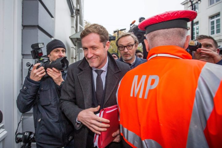 2016-10-27 10:04:41 epa05605154 Minister-President of French-speaking region of Wallonia and the current mayor of Charleroi Paul Magnette (C) arrives at the second part of the Concertation Committee of Belgium of the day in Brussels, Belgium, 27 October 2016. The Belgian Prime Minister organized emergency talks in an effort to save an EU free trade deal with Canada called CETA, blocked by a Belgian Walloon region. EPA/STEPHANIE LECOCQ