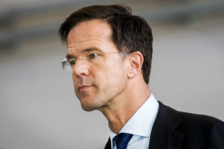 2016-10-05 23:33:53 AMSTERDAM - Premier Mark Rutte tijdens een bezoek aan het Nederlands Lucht- en Ruimtevaart Centrum (NLR). Het werkbezoek staat in het teken van duurzaamheid en innovatie. ANP REMKO DE WAAL