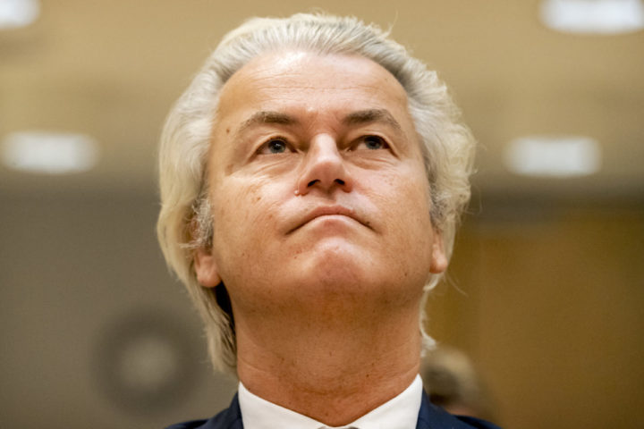 2016-09-23 09:28:41 SCHIPHOL - Geert Wilders in het Justitieel Complex Schiphol voor het vervolg van de strafzaak tegen hem. De PVV-voorman wordt vervolgd voor het aanzetten tot haat, discriminatie, belediging en uitlokking vanwege de minder minder-uitspraak die hij deed over Marokkanen tijdens de gemeenteraadsverkiezingen in 2014. ANP REMKO DE WAAL