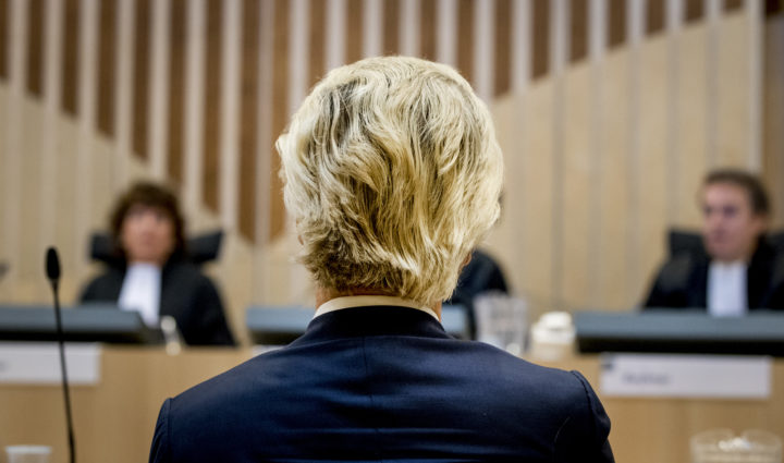 2016-09-23 09:32:33 SCHIPHOL - Geert Wilders in het Justitieel Complex Schiphol voor het vervolg van de strafzaak tegen hem. De PVV-voorman wordt vervolgd voor het aanzetten tot haat, discriminatie, belediging en uitlokking vanwege de minder minder-uitspraak die hij deed over Marokkanen tijdens de gemeenteraadsverkiezingen in 2014. ANP REMKO DE WAAL