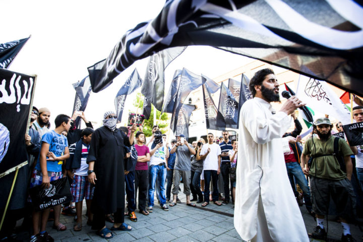 2014-07-24 00:00:00 DEN HAAG - De van ronselen voor de jihad verdachte Azzedine C. (L) spreekt tijdens een pro IS-demonstratie in de Haagse Schilderswijk. ANP