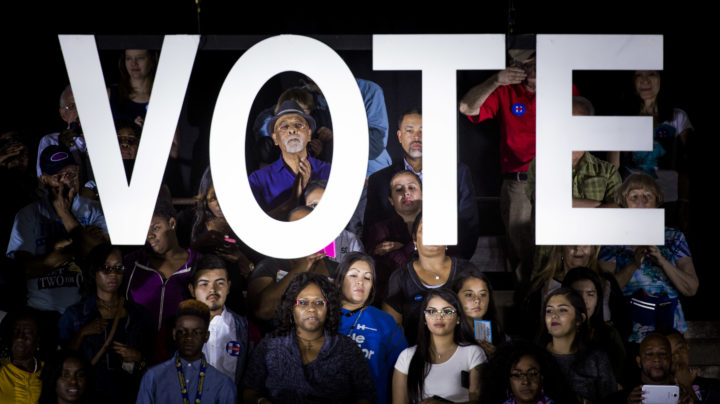 2016-10-24 02:20:48 LAS VEGAS - Belangstellende tijdens en campaign rally op Cheyenne High School in North Las Vegas van de Amerikaanse president Barack Obama. Obama voert campagne voor presidentskandidaat Hillary Clinton. ANP FREEK VAN DEN BERGH
