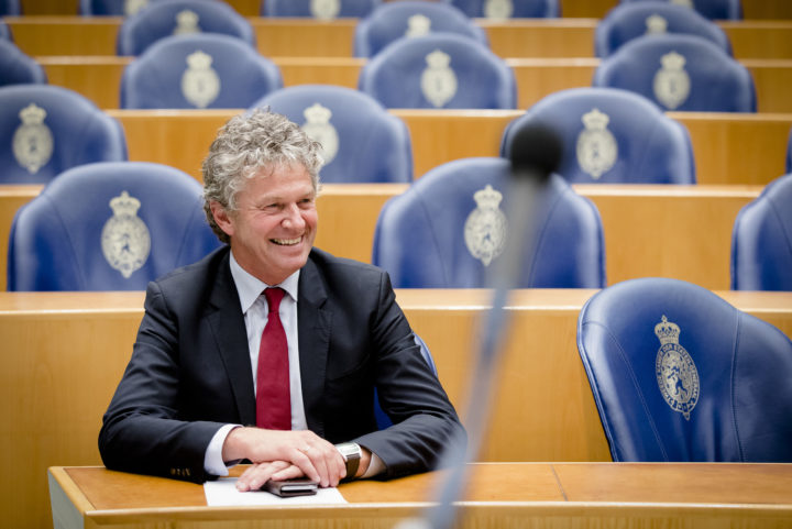 2016-10-26 21:08:06 DEN HAAG -Jacques Monasch (Pvda) tijdens het debat over de situatie bij de holding Air France / KLM in de Tweede Kamer. ANP BART MAAT