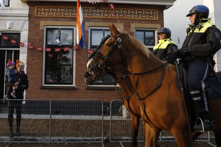 2016-11-12 10:18:52 MAASSLUIS - Politie te paard tijdens de laatste voorbereidingen in Maassluis voor de intocht van Sinterklaas. ANP BAS CZERWINSKI