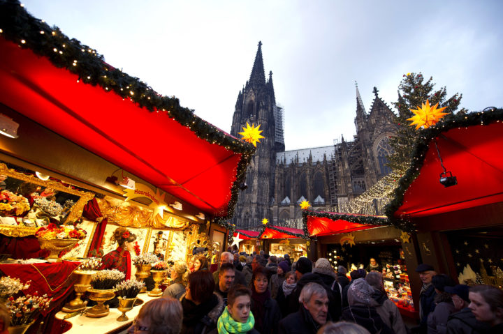 2012-12-01 17:47:08 KEULEN - De kerstmarkt in Keulen, Duitsland. De kerstmarkten in Duitsland zijn erg populair onder Nederlanders die hier tot en met 23 december voor hun kerstinkopen terecht kunnen. ANP MARCEL VAN HOORN