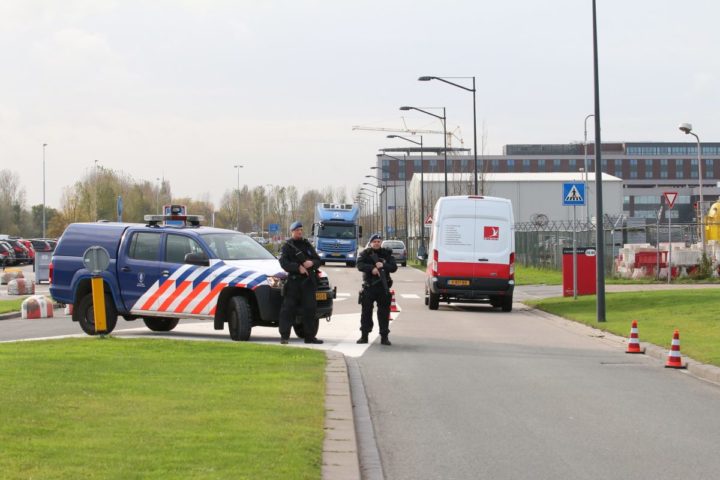 2016-11-17 13:30:00 ROTTERDAM - De marechaussee doet uitgebreid onderzoek op Rotterdam The Hague Airport nadat bij de politie het 'stil alarm terrorisme is geactiveerd'. Bij de ingang van de luchthaven worden extra controles uitgevoerd. ANP MEDIATV.NL