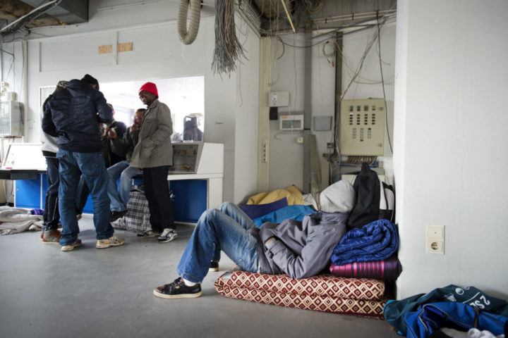 2015-04-16 10:44:28 AMSTERDAM - Uitgeprocedeerde asielzoekers in een gekraakt kantoorpand in Amsterdam-West. De groep werd eerder uit de Vluchtgarage gezet en trekken sindsdien al demonstrerend door de stad. ANP OLAF KRAAK