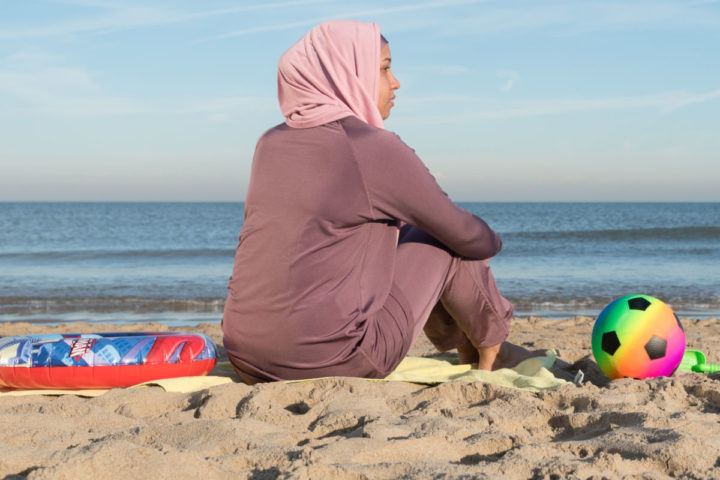 2016-08-25 09:16:07 ILLUSTRATIE - Een vrouw in boerkini en een meisje in bikini in zee. ANP XTRA ROOS KOOLE **MODEL RELEASED, BEELDEN UITSLUITEND VOOR REDACTIONEEL GEBRUIK**