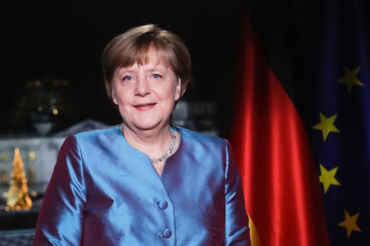 2016-12-30 18:15:44 German Chancellor Angela Merkel poses for a photograph after the recording of her annual New Year's speech at the Chancellery in Berlin on December 30, 2016. / AFP PHOTO / POOL / Markus Schreiber