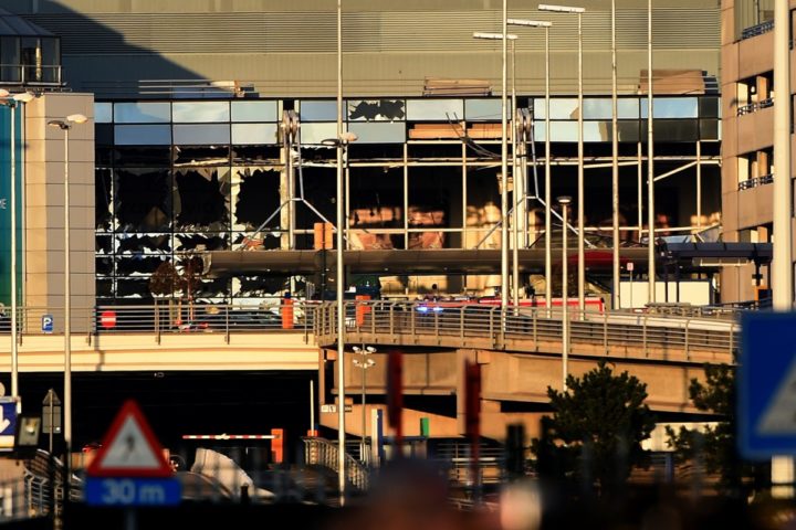 2016-03-22 17:21:55 A picture taken on March 22, 2016 shows damages on the Brussels Airport in Zaventem following twin blasts. Around 35 people were killed and more than 200 wounded in a series of attacks in Brussels today claimed by the Islamic State group and described as a strike at the very heart of Europe. / AFP PHOTO / PATRIK STOLLARZ