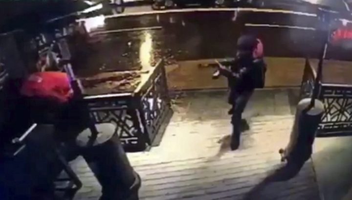 2017-01-01 21:53:30 epa05694602 A video capture shows the gunman entering the Reina nightclub, a popular night club in Istanbul near by the Bosphorus, in Istanbul, Turkey, early 01 January 2017. At least 39 people were killed and 65 others were wounded in the attack, local media reported. EPA/DHA VIA DEPO POHOTOS TURKEY OUT ; BEST QUALITY AVAILABLE