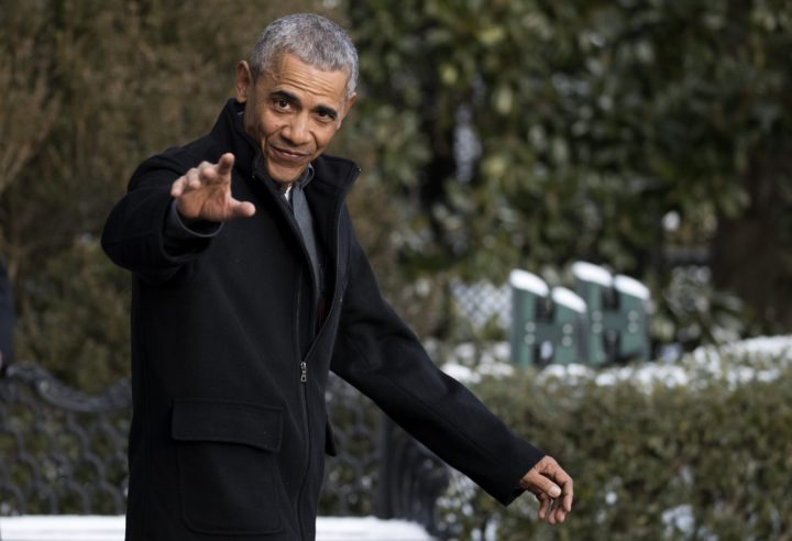 2017-01-07 15:32:47 epa05704033 US President Barack Obama walks to board Marine One on the South Lawn of the White House in Washington, DC, USA, 07 January 2017. President Obama is departing the White House for an evening trip to Florida to attend a wedding. EPA/SHAWN THEW
