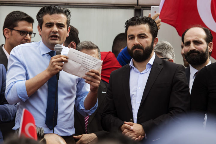 2016-07-16 16:46:13 ROTTERDAM - Tunahan Kuzu (fractievoorzitter Denk) spreekt voor Nederlandse Turken die zich bij de Erasmusbrug in Rotterdam hebben verzameld om te betogen tegen de mislukte staatsgreep in Turkije. ANP MARTEN VAN DIJL