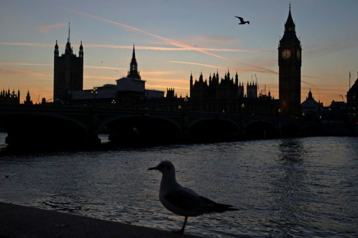 2017-01-17 16:30:52 The sun sets behind The Palace of Westminster in London on January 17, 2017. British Prime Minister Theresa May on Tuesday said for the first time that Britain would leave the EU's single market and seek a new customs deal with the bloc but the precise timings and terms of departure are uncertain as negotiations have yet to begin. / AFP PHOTO / DANIEL LEAL-OLIVAS