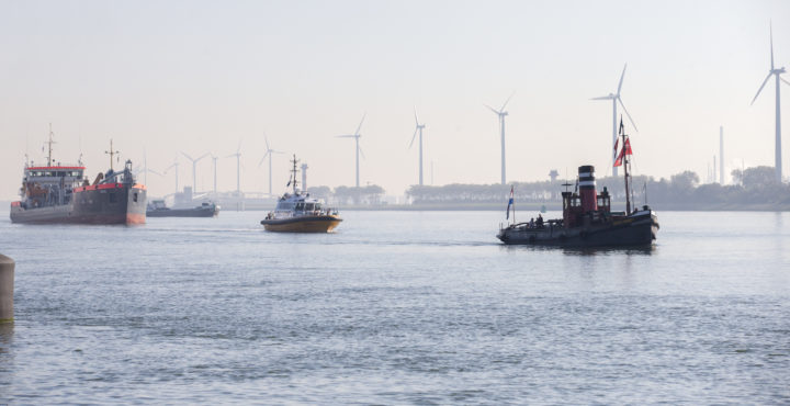 2016-10-31 14:13:41 HOEK VAN HOLLAND - Een botenparade tijdens de viering van het 150-jarige jubileum van de Nieuwe Waterweg. Begin 2017 wordt er een start gemaakt met de verdieping van de vaarweg, die de belangrijkste verbinding is tussen de Rotterdamse haven en de Noordzee. ANP JERRY LAMPEN