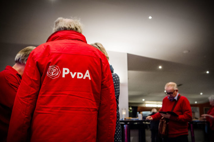 2017-03-18 00:00:00 UTRECHT - PvdA-leden tijdens de politieke ledenraad van de Partij van de Arbeid in het Beatrixgebouw. ANP ROBIN UTRECHT
