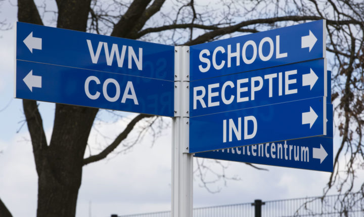 2017-04-19 15:18:57 TER APEL - Sfeerbeeld van borden met verwijzingen naar ondermeer COA, IND, school, Vluchtelingenwerk Nederland op het asielzoekerscentrum van COA. Het AZC heeft een nieuwbouw locatie geopend. ANP VINCENT JANNINK