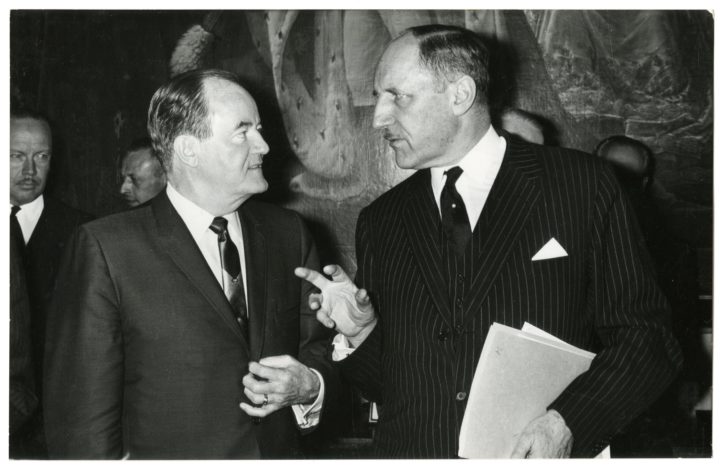 1967-03-28 00:00:00 De vice-president van de Verenigde Staten, Hubert Humphrey (links), brengt een bezoek aan minister mr. J.M.A.H. Luns op het ministerie van Buitenlandse Zaken, 1967 III 18, QAB2,Gebeurtenissen/Bezoekers buitenland, Humphrey, Hubert, Luns, J.M.A.H.