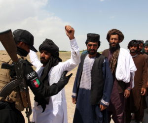 Leger controleert burgers in Afghanistan