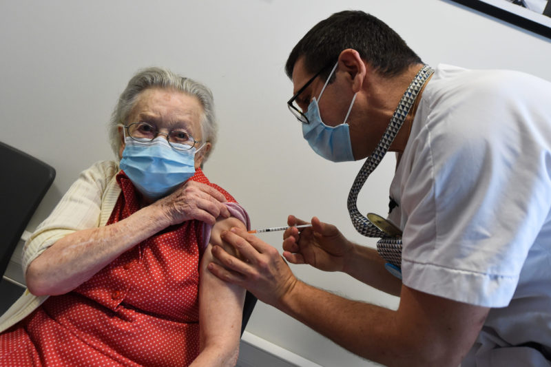 Een Franse bewoonster van een verpleeginshuis wordt gevaccineerd