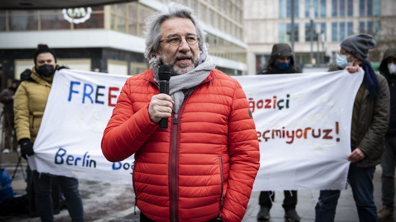 Can Dündar: ‘Nergens veilig als je Erdogan tart’ - EW
